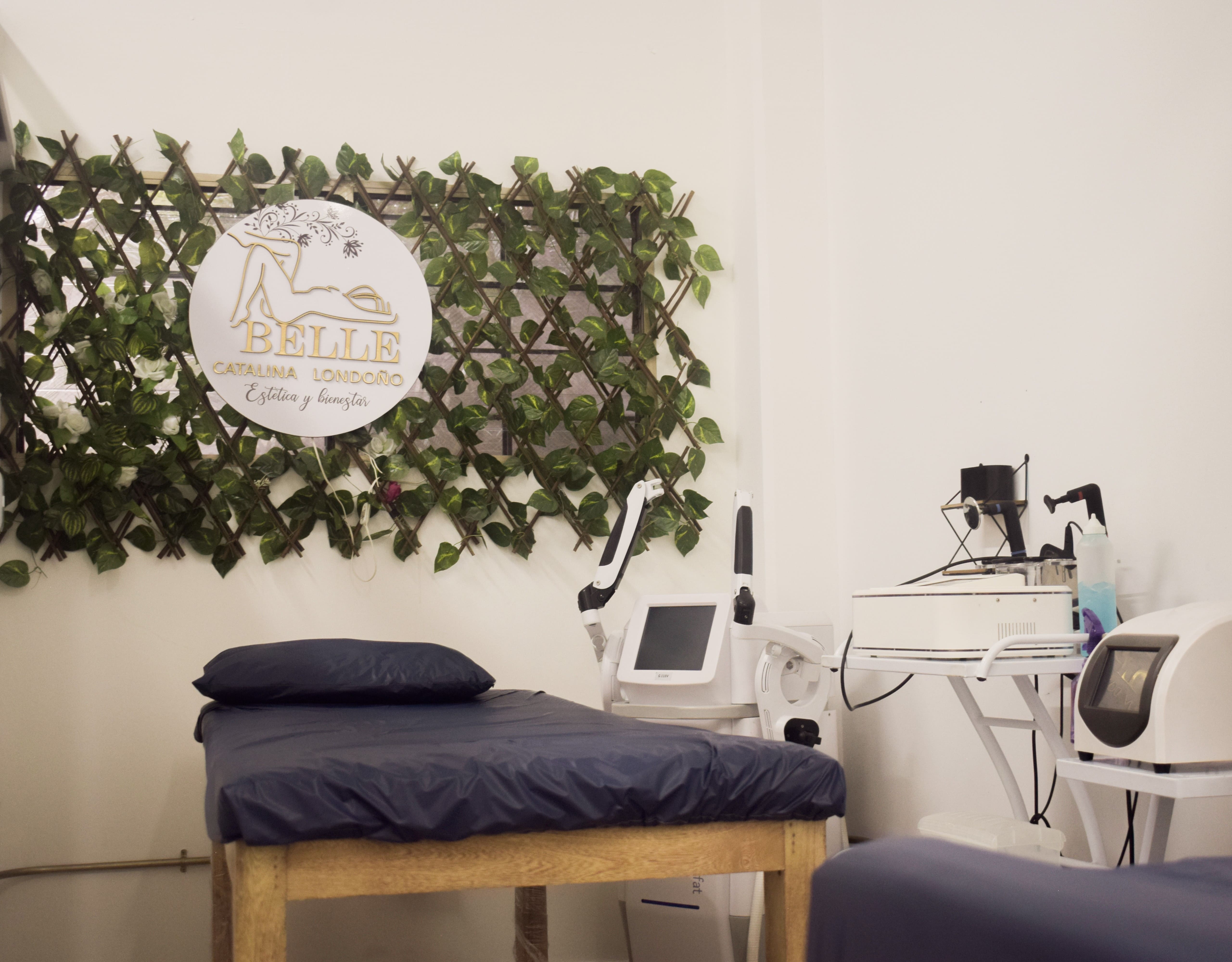 Sala de procedimientos médicos estéticos en Belle Aesthetic Medellín